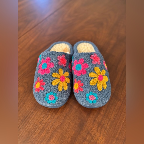 NATURAL LIFE Shoes - Natural Life Floral Sherpa Slippers – Women’s Medium (M) – NWT